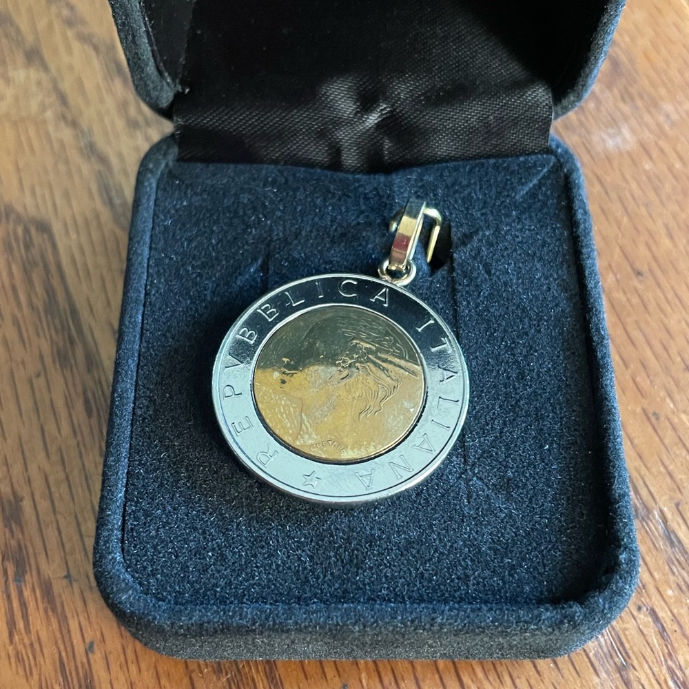 NIB.  REPUBBLICA ITALIANA. L500 TWO TONE COIN PENDANT.